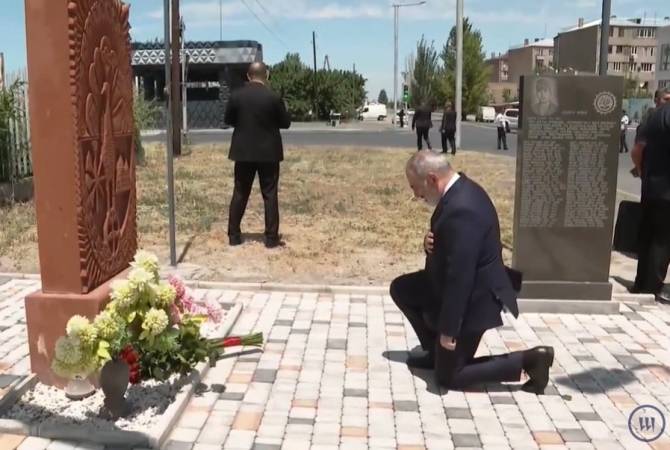  Никол Пашинян в Арташате почтил память героев, погибших во имя Родины 