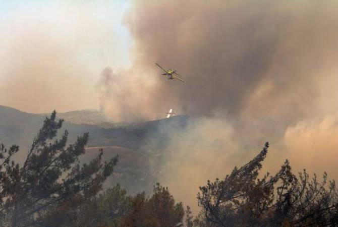 Из-за лесных пожаров объявлена эвакуация еще двух греческих островов