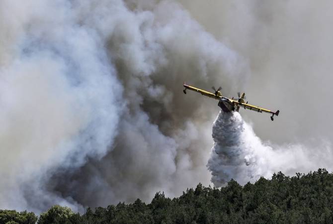  Самолет Canadair упал во время тушения пожара в Греции 