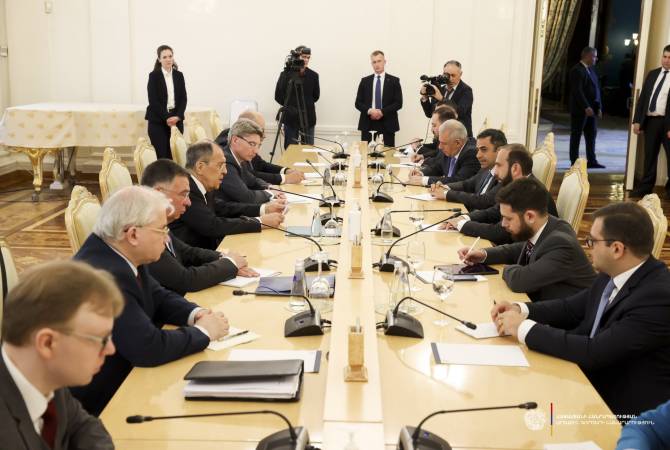  Главы МИД Армении и РФ обсудили усугубляющийся гуманитарный кризис в 
Нагорном Карабахе 