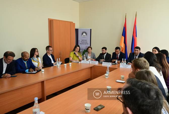 Армения надеется, что международное сообщество объединится и положит 
конец гуманитарному кризису в Нагорном Карабахе