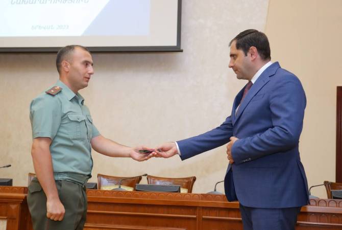  Министр обороны Армении встретился с выпускниками образовательных программ 