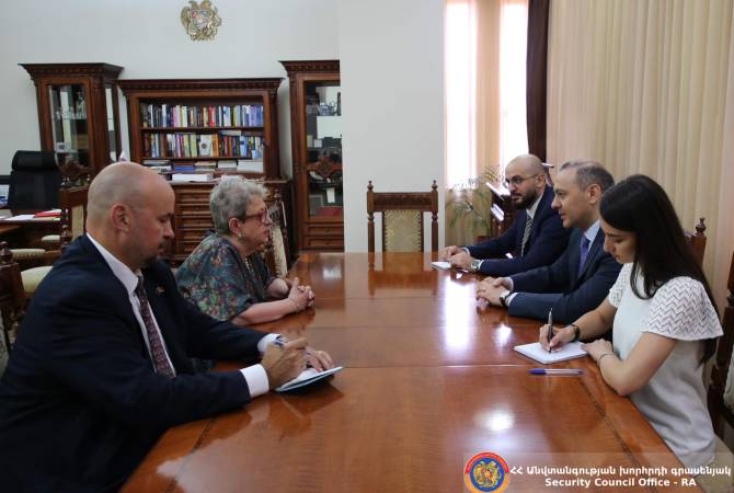 Секретарь Совбеза Армении принял посла ЕС в РА в связи с завершением ее 
дипломатической миссии