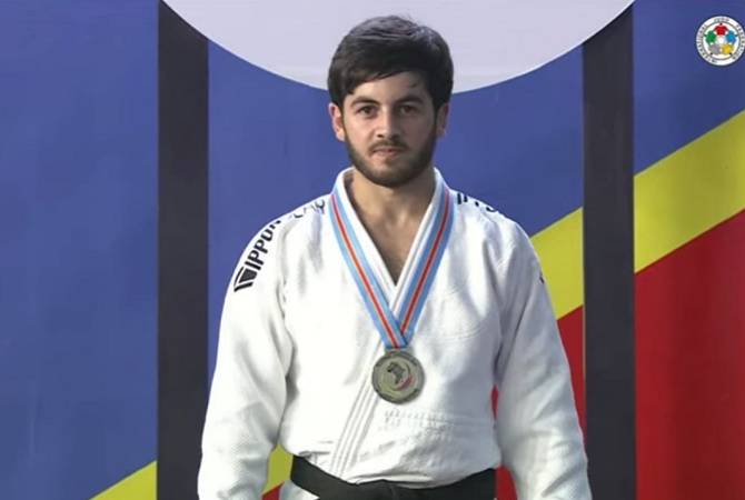 لاعب منتخب الجودو الأرمني أشيك أندريان بالميدالية الذهبية في بطولة الجودو للوزن الخفيف في 
الألعاب الفرنكوفونية