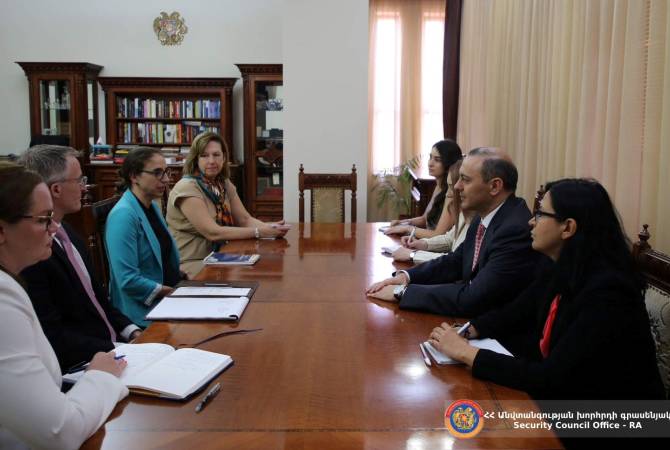  Секретарь Совета безопасности Армении принял делегацию Комитета Сената США 
по международным отношениям 