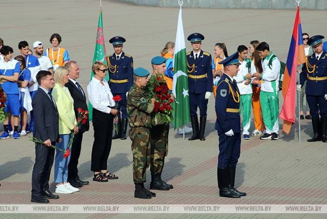  Армянские пловцы и другие участники II Игр СНГ посетили Мемориал «Брестская 
крепость-герой» 