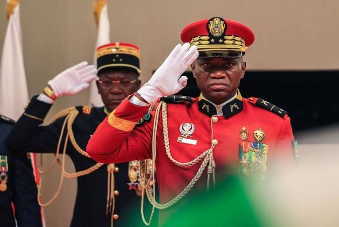  Генерал Нгема принес присягу в качестве президента переходного периода Габона 
