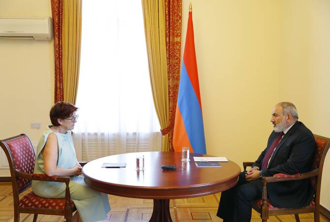  Премьер-министр провел встречу с завершающим свою дипломатическую миссию в 
Республике Армения послом Канады 