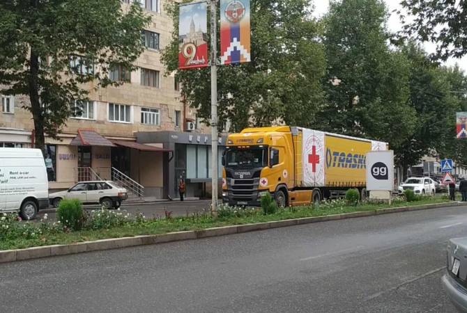 Rusya'nın gönderdiği insani yardım yüklü TIR Stepanakert'te