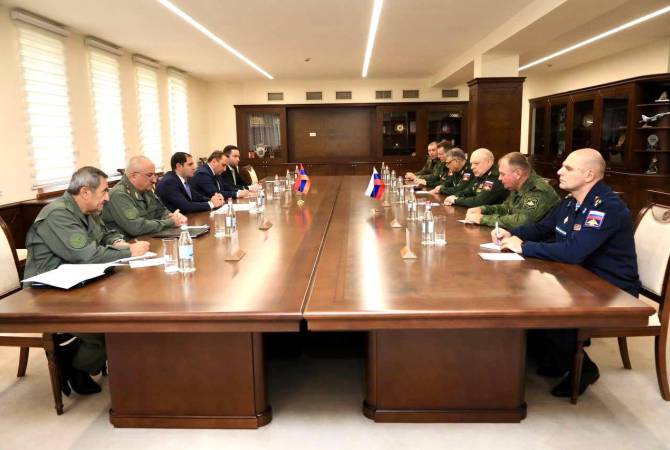 Armenian Defense Minister holds meeting with Commander of Russian Ground Forces and Commander of peacekeepers in NK
