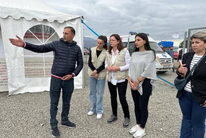  Омбудсмен Армении и представитель ЮНИСЕФ посетили Гуманитарный центр 
помощи вынужденным переселенцам из НК 