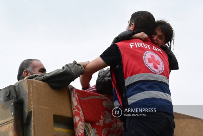 Необходимо срочно оказать беспрепятственную гуманитарную помощь как  
находящимся в Нагорном Карабахе, так и уехавшим: ЕС
