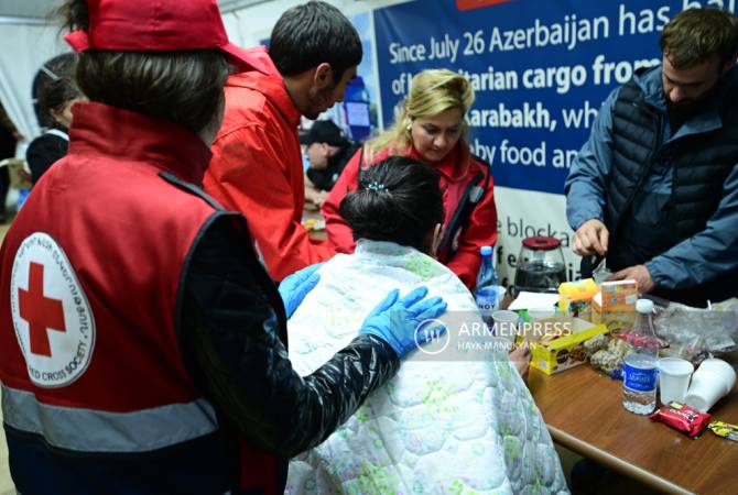 Более 1000 волонтеров зарегистрировались для помощи вынужденным 
переселенцам из НК 