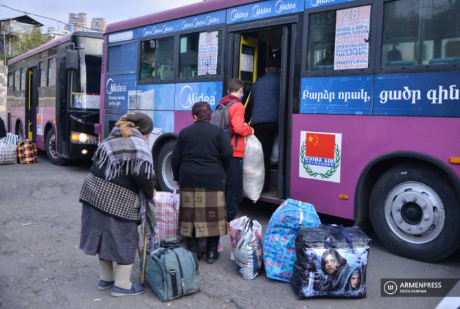 За последние 2 дня 90 автобусов из Армении перевозли из Степанакерта 
вынужденных переселенцев