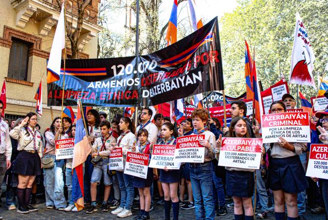 Armenian community of Argentina condemns ethnic cleansing in Nagorno-Karabakh in 
demonstration outside Azeri embassy
