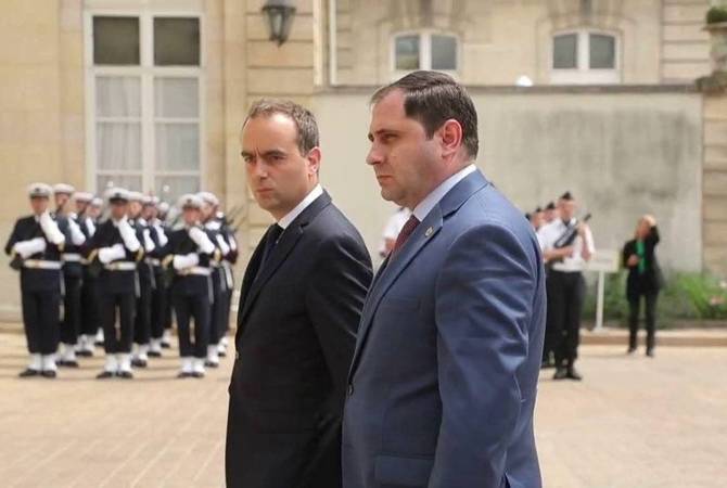 Ermenistan Savunma Bakanı Fransa'ya gitti
 