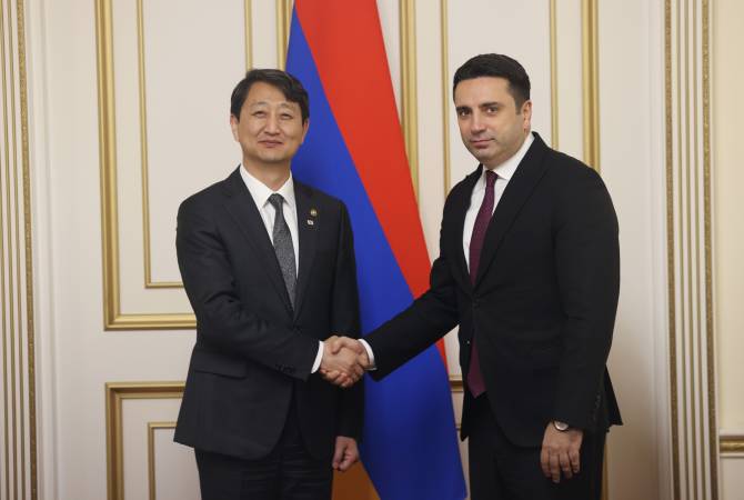 Спикер НС Армении представил министру торговли Республики Корея идею 
"Перекрестка мира"