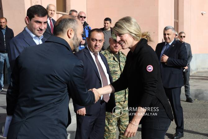وزيرة الخارجية الكندية ميلاني جولي تزور مدينة جيرموك الحدودية وقاعدة عمليات بعثة الاتحاد 
الأوروبي في أرمينيا