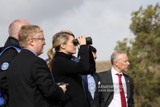وزيرة الخارجية الكندية ميلاني جولي تزور موقعاً عسكرياً أرمينيا خارج جيرموك للتعرف على الوضع 
على الحدود مع أذربيجان