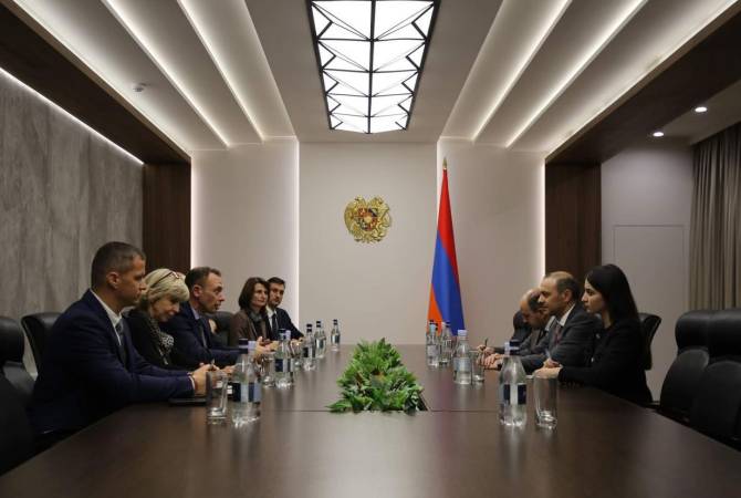 أمين مجلس الأمن الأرميني أرمين كريكوريان يستقبل وفد من بعثة المراقبة المدنية التابعة للاتحاد 
الأوروبي في أرمينيا