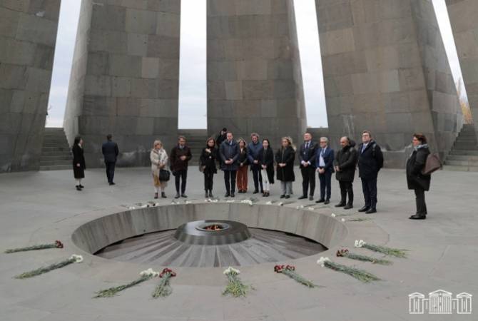 Делегаты ереванской сессии ПА ОБСЕ — парламентарии Италии и Хорватии, 
посетили мемориал Цицернакаберд