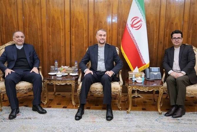 Le ministre iranien des Affaires étrangères a rencontré les Ambassadeurs d'Arménie et 
d'Azerbaïdjan


