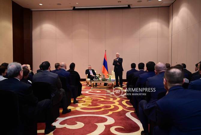 رئيس الجمهورية فاهاكن خاتشاتوريان يجتمع مع ممثلي الجالية الأرمنية بالإمارات العربية المتحدة 
في دبي  