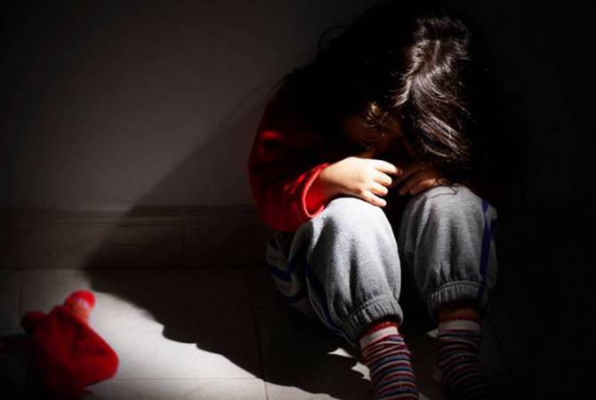 9-ամյա դստերը կիսավարտիքով ու շապիկով մոտ 3 ժամ պահել է խորդանոցում՝ 
ցրտի և մթության պայմաններում. դատախազը հանրային քրեական հետապնդում 
է հարուցել