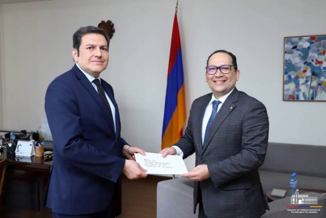 Newly-appointed Ambassador of Colombia hands over the copy of his credentials to the 
Deputy Foreign Minister of Armenia
