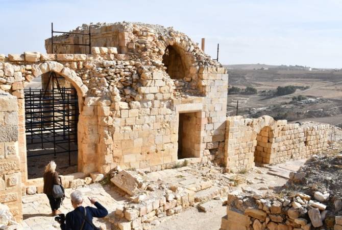 Археолог представил подробности об армянских надписях, найденных в 
средневековой крепости в Иордании