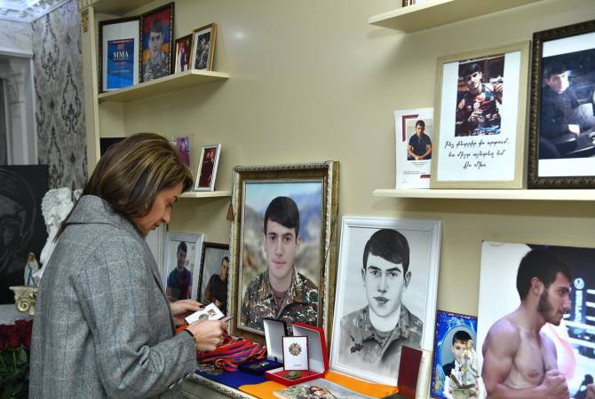 ՀՀ վարչապետի տիկին Աննա Հակոբյանը հյուրընկալվել է 44-օրյա պատերազմում 
անմահացած Մխիթար Գրիգորյանի տանը