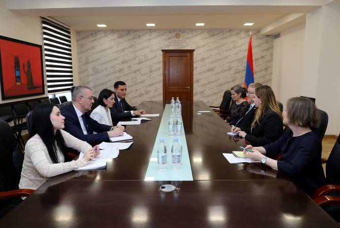 Министр ОНКС Армении приняла посла Канады