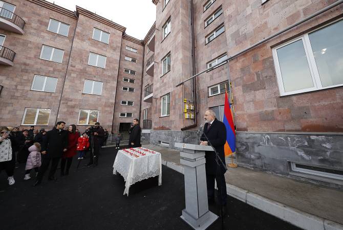 Премьер-министр Пашинян принял участие в церемонии новоселья построенного в 
Апаране многоквартирного дома