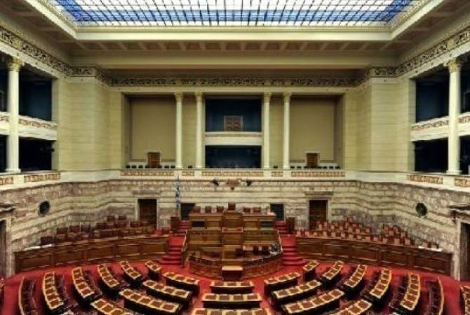  Парламент Греции принял закон, легализующий проживание 30 000 нелегальных 
мигрантов 
