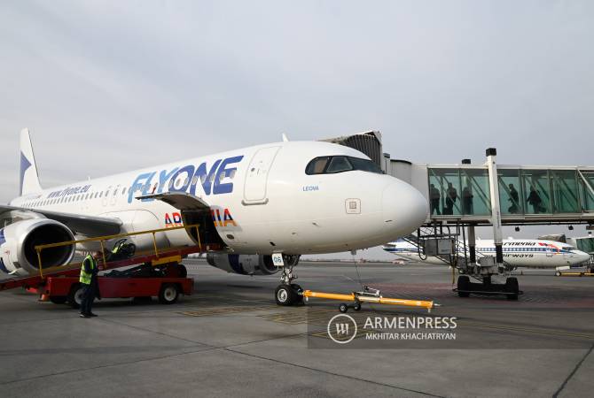  Бортпроводники авиакомпании FlyOne Armenia обнаружили в салоне самолета 
бумажник с суммой 5000 долларов США  