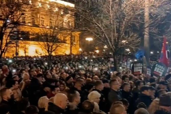  Протестующие заблокировали улицу перед зданием МИД Сербии 