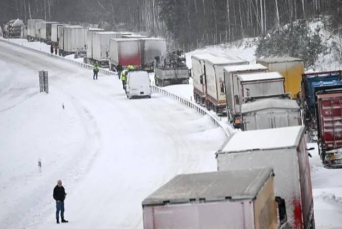  Около 1000 легковых и грузовых автомобилей застряли на трассе в Швеции из-за 
метели
 
