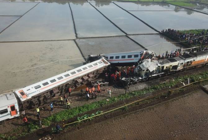 В Индонезии столкнулись два поезда: есть 4 жертвы
