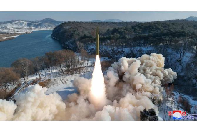 Северная Корея запустила сверхзвуковую баллистическую ракету на твердом 
топливе