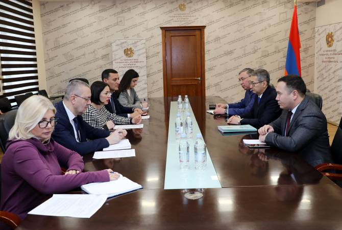 在与博拉特·伊曼巴耶夫的会晤中，詹娜·安德烈亚辛强调了在哈萨克斯坦引入亚美尼亚语教
学大学项目的重要性