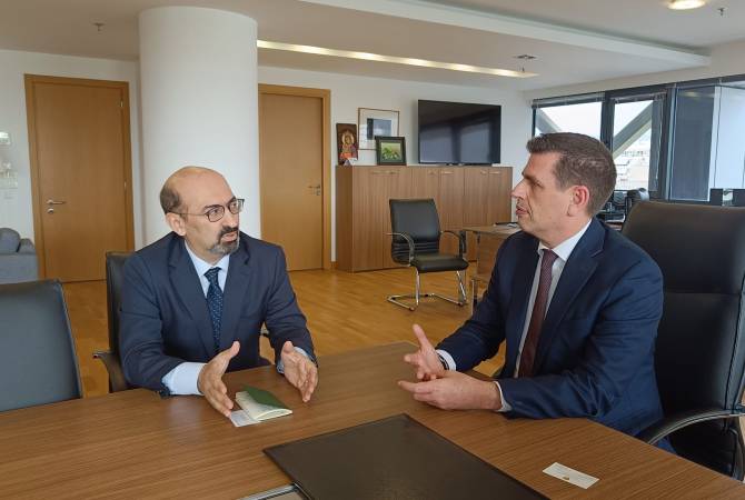 گفتگوی سفیر مکرتچیان و وزیر کریدیس در خصوص توسعه روابط ارمنستان و یونان