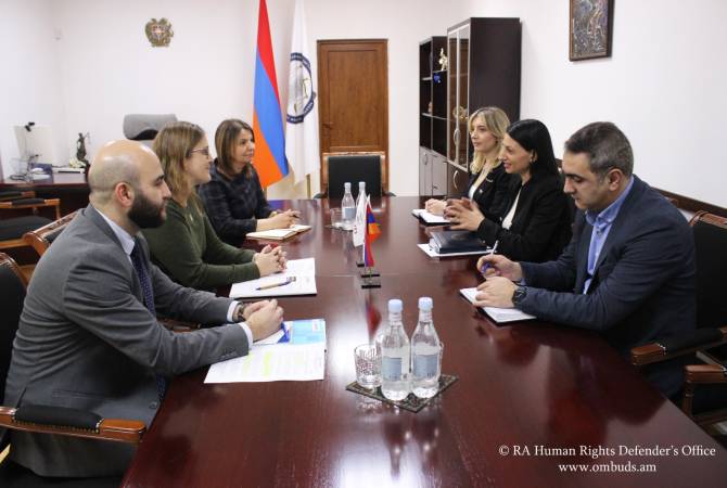 المدافعة عن حقوق الإنسان بأرمينيا ومسؤول الوكالة الأمريكية للتنمية الدولية تعربان عن الاستعداد 
لمواصلة التعاون