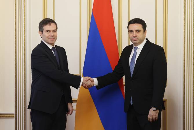 المبعوث اليوناني يقول إن اليونان مستعدة لدعم جهود السلام في أرمينيا-السفير اليوناني بلقاء 
رئيس البرلمان الأرمني-