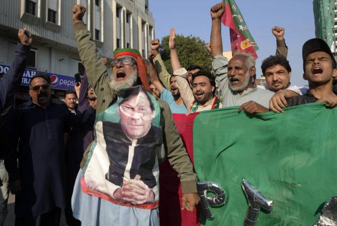 Խանի հազարավոր կողմնակիցներ փակել են մայրուղիները՝ բողոքելով 
Պակիստանի ընտրությունների արդյունքների դեմ