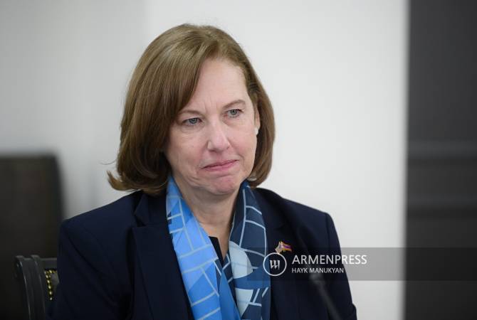 سفيرة الولايات المتحدة لدى أرمينيا كريستينا كفين تعرب عن تعازيها في الشهداء الذين سقطوا 
جراء اعتداء أذربيجان