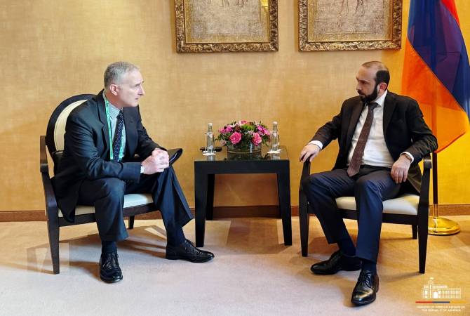 وزير الخارجية آرارات ميرزويان يلتقي بإطار مؤتمر ميونيخ الأمني كبير مستشاري الولايات المتحدة 
لمفاوضات القوقاز لويس بونو