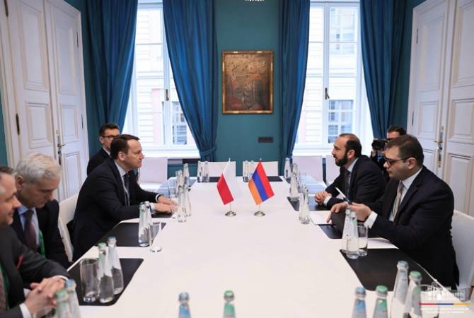 Мирзоян и Сикорский обсудили вопросы региональной безопасности