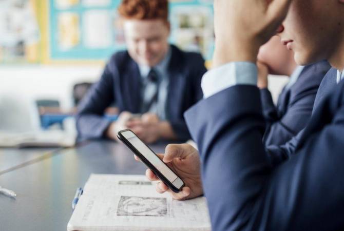 Մեծ Բրիտանիան դպրոցում հեռախոսների օգտագործման լիակատար արգելք է 
սահմանում