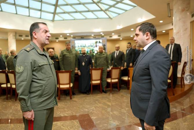 Une réunion de travail dirigée par le ministre de la Défense, Suren Papikyan, s'est tenue 
au ministère de la Defense 