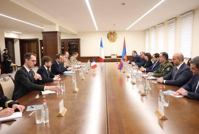 Министр обороны Армении и министр Вооруженных сил Франции обсудили вопросы 
военно-технического сотрудничества